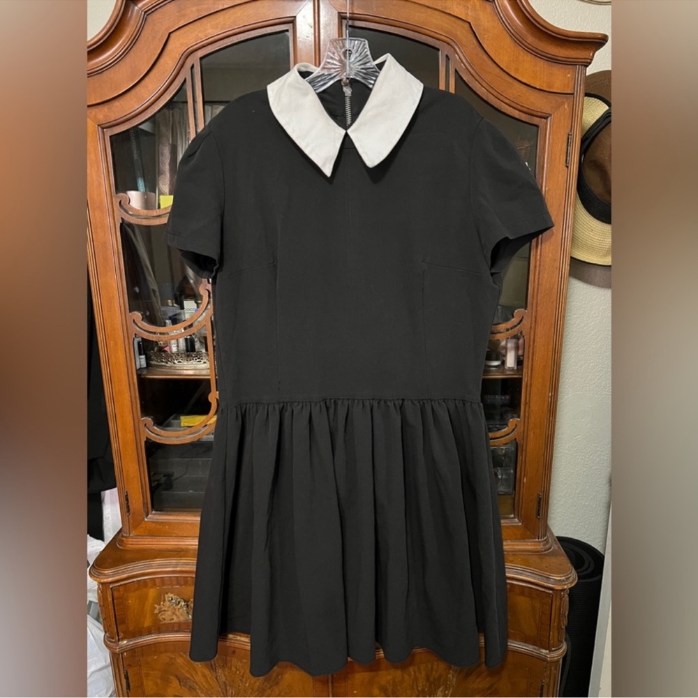 Deandri White Collar Black Dress